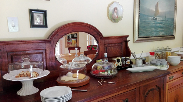 Buffet breakfast at Saxe-Coburg Lodge